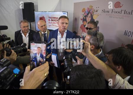 Turin, Italien. 30. September 2024. Der italienische Landwirtschaftsminister Francesco Lollobrigida spricht vor Journalisten auf der Terra Madre Salone del Gusto 2024 Stockfoto