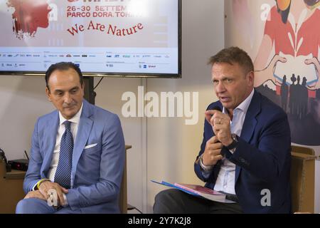 Turin, Italien. 30. September 2024. Der Präsident der Region Piemont Alberto Cirio (links) mit dem italienischen Landwirtschaftsminister Francesco Lollobrigida (rechts) in Terra Madre Salone del Gusto 2024 Stockfoto