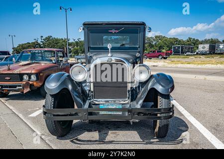 Gulfport, MS - 03. Oktober 2023: Hochperspektivische Vorderansicht eines 1925 Dodge Brothers Business Coupés auf einer lokalen Autoshow. Stockfoto