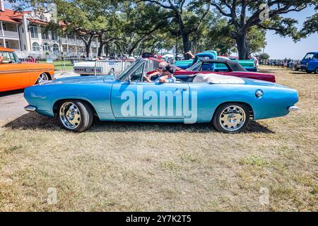 Gulfport, MS - 03. Oktober 2023: Hochperspektivische Seitenansicht eines 1967er Plymouth Barracuda Cabrios auf einer lokalen Autoshow. Stockfoto