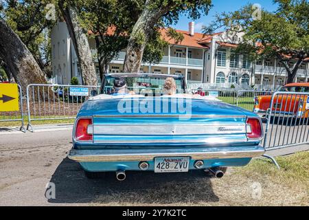 Gulfport, MS - 03. Oktober 2023: Hochperspektivische Rückansicht eines Plymouth Barracuda Cabrios aus dem Jahr 1967 auf einer lokalen Autoshow. Stockfoto