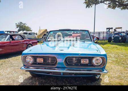 Gulfport, MS - 03. Oktober 2023: Hochperspektivische Vorderansicht eines 1967er Plymouth Barracuda Cabrios auf einer lokalen Autoshow. Stockfoto