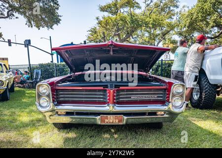 Gulfport, MS - 03. Oktober 2023: Hochperspektivische Vorderansicht eines Pontiac Bonneville Cabriolets aus dem Jahr 1964 auf einer lokalen Autoshow. Stockfoto