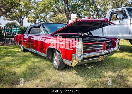 Gulfport, MS - 03. Oktober 2023: Hochperspektivische Vorderansicht eines Pontiac Bonneville Cabriolets aus dem Jahr 1964 auf einer lokalen Autoshow. Stockfoto