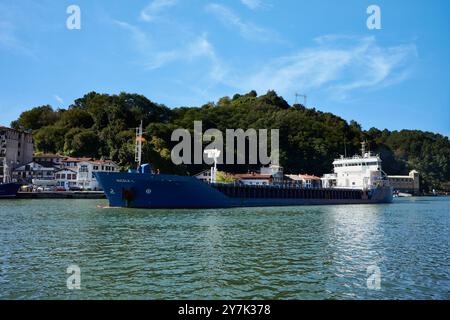 29-10-2024 Ansicht eines Frachtschiffes, das in den Hafen von Pasaia einfährt, von Pasai Donibane aus gesehen Stockfoto