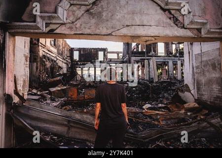 Davis Island, Florida, USA. September 2024. Ein lokaler Nachbar blickt auf ein Wohnhaus auf Davis Island, das durch den Sturm Helene einen katastrophalen Brandschaden erlitt. Es wurde berichtet, dass der Eigentümer des Hauses eine TESLA besaß. (Kreditbild: © Dave Decker/ZUMA Press Wire) NUR REDAKTIONELLE VERWENDUNG! Nicht für kommerzielle ZWECKE! Stockfoto