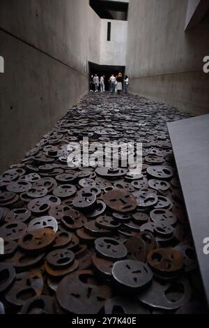 Memory Void , Raum im Jüdischen Museum Berlin mit Shalekhet, eine Skulptureninstalation von Menashe Kadishman mit terrorisierten Metallflächen Stockfoto