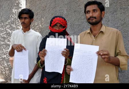 Die Bewohner von Tando Hyder halten am Montag, 30. September 2024, im Pressesaal von Hyderabad eine Protestdemonstration gegen die hohe Händigkeit der einflussreichen Landgreifer ab. Stockfoto