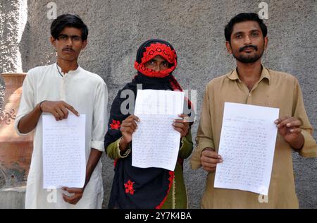 Die Bewohner von Tando Hyder halten am Montag, 30. September 2024, im Pressesaal von Hyderabad eine Protestdemonstration gegen die hohe Händigkeit der einflussreichen Landgreifer ab. Stockfoto