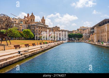 VALLETTA, MALTA - 4. SEPTEMBER 2024: Straßenblick auf Birgu, eine alte befestigte Stadt auf der Südseite des Grand Harbour gegenüber Valletta. Stockfoto