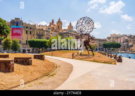 VALLETTA, MALTA - 4. SEPTEMBER 2024: Straßenblick auf Birgu, eine alte befestigte Stadt auf der Südseite des Grand Harbour gegenüber Valletta. Stockfoto