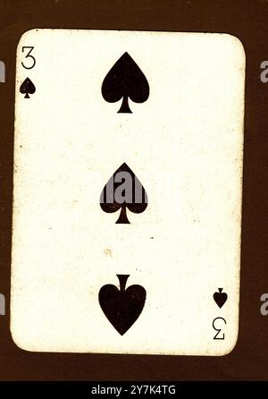 Eine Vintage drei Pik, die Karte in Sepia auf schwarzem Hintergrund spielen. Stockfoto
