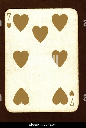 Eine Vintage-Sieben von Herzen, die Karte in Sepia auf schwarzem Hintergrund spielen. Stockfoto