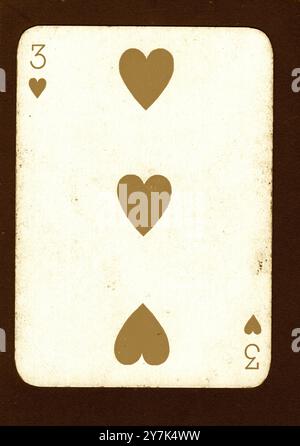 Eine Vintage drei Herzen, die Karte in Sepia auf schwarzem Hintergrund spielen. Stockfoto
