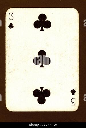 Eine Vintage-3-Clubs, die Karte in Sepia auf schwarzem Hintergrund spielen. Stockfoto