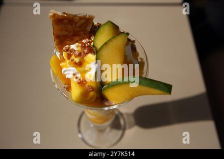 Eis serviert mit Mango- und Crackellstücken, knusprig, Krokant, Nougatin oder Krokant mit braunem Zuckersirup, Coffe Shop am Potsdamer Platz, Stockfoto