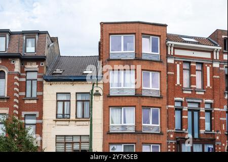 Alte Ziegelsteinfassaden von Wohnblöcken in einer Reihe, Koekelberg, Brüssel, Belgien, 22. SEP, 2024 Stockfoto