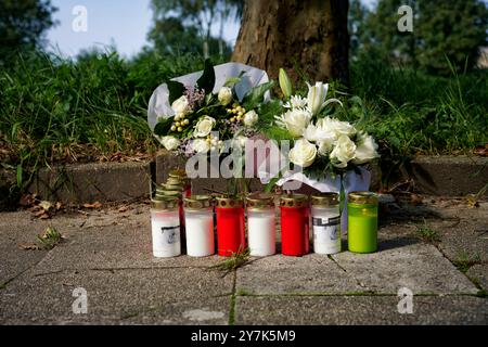 REKORDDATUM NICHT ANGEGEBEN Blumen und Grabkerzen an einem Unfallort an einem Baum an einem Unfallort eines tödlich verlaufenen Unfall wurden Blumengestecke und Grabkerzen abgestellt. Die Grabkerzen haben verschiedene Farben. Veröffentlichungen nur für redaktionelle Zwecke. Foto: FotoPrensa *** Blumen und Grabkerzen am Unfallort Blumenarrangements und Grabkerzen wurden an einem Baum am Unfallort platziert die Grabkerzen haben unterschiedliche Farben Publikation nur für redaktionelle Zwecke Foto FotoPrensa Stockfoto