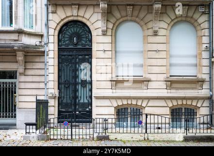 Dekorierte Fassaden von gehobenen Wohnhäusern in einer Reihe, Uccle, Brüssel, Belgien, 22. September, 2024 Stockfoto