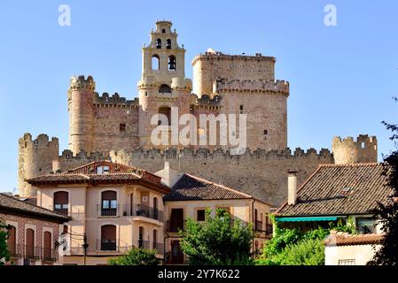 Das Schloss Turégano aus dem 12. Jahrhundert und die Kirche St. Michael. Turégano, Provinz Segovia. Stockfoto