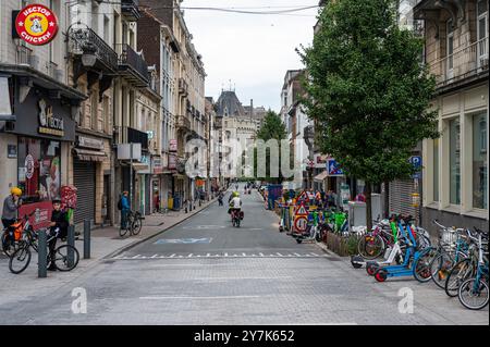 Radfahrer, die während des autofreien sonntags in Saint Gilles, Brüssel, Belgien, 22. September 2024 trinken Stockfoto