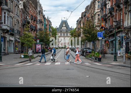 Radfahrer, die während des autofreien sonntags in Saint Gilles, Brüssel, Belgien, 22. September 2024 trinken Stockfoto