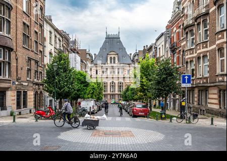 Radfahrer, die während des autofreien sonntags in Saint Gilles, Brüssel, Belgien, 22. September 2024 trinken Stockfoto