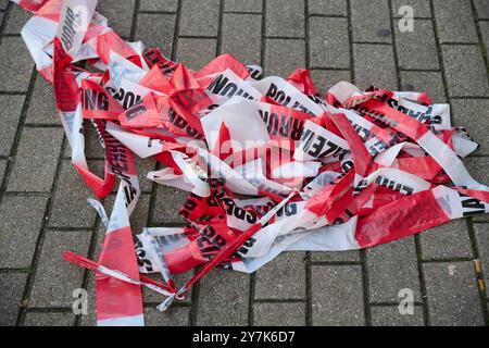 Polizeiabsperrung an einem Tatort Rot Weißes Flatterband mit der Aufschrift Polizeiabsperrung riegelt einen Tatort ab. Im Hintergrund sind Häuser zu sehen. Veröffentlichungen nur für redaktionelle Zwecke. Foto: FotoPrensa Essen Altenessen NRW *** Polizeikordon am Tatort Rot-weißes Flatterband mit der Aufschrift Polizeikordon Absperrkordons von einem Tatort Häuser sind im Hintergrund zu redaktionellen Zwecken zu sehen Foto FotoPrensa Essen Altenessen NRW Stockfoto