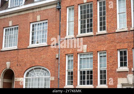 Dekorierte Fassaden von gehobenen Wohnhäusern in einer Reihe, Uccle, Brüssel, Belgien, 22. September, 2024 Stockfoto