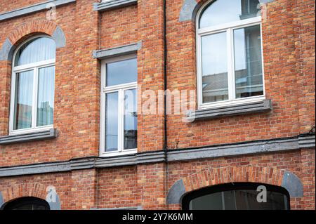 Dekorierte Fassaden von gehobenen Wohnhäusern in einer Reihe, Uccle, Brüssel, Belgien, 22. September, 2024 Stockfoto