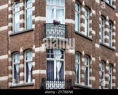 Dekorierte Fassaden von gehobenen Wohnhäusern in einer Reihe, Uccle, Brüssel, Belgien, 22. September, 2024 Stockfoto