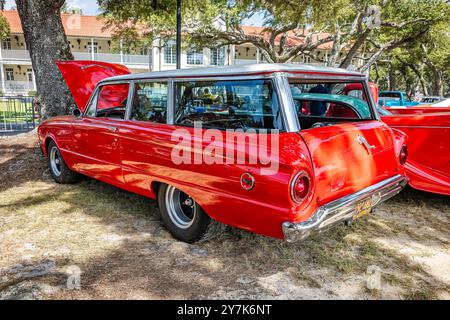 Gulfport, MS - 03. Oktober 2023: Hochperspektivische Rückansicht eines Ford Falcon Station Wagon aus dem Jahr 1960 auf einer lokalen Autoshow. Stockfoto