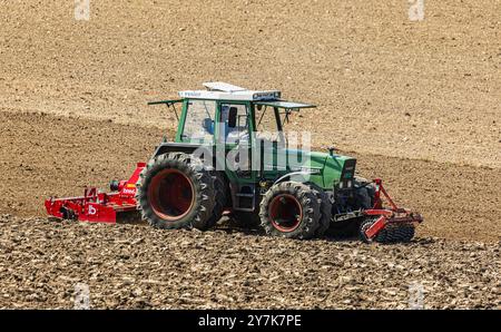 Oberembrach, Schweiz, 27. Juli 2023: Ein Landwirt arbeitet mit seinem Traktor auf dem Feld. (Foto: Andreas Haas/dieBildmanufaktur) Stockfoto