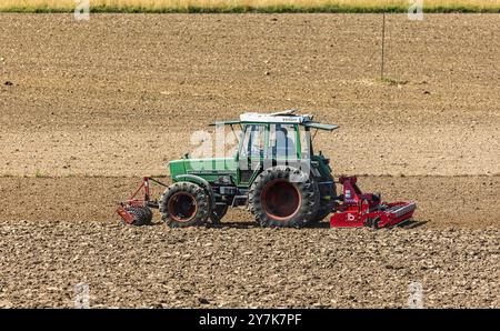 Oberembrach, Schweiz, 27. Juli 2023: Ein Landwirt arbeitet mit seinem Traktor auf dem Feld. (Foto: Andreas Haas/dieBildmanufaktur) Stockfoto