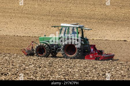 Oberembrach, Schweiz, 27. Juli 2023: Ein Landwirt arbeitet mit seinem Traktor auf dem Feld. (Foto: Andreas Haas/dieBildmanufaktur) Stockfoto