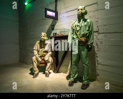 Balaklava, Krim - 10. September 2023: Schaufensterpuppen im chemischen Schutz, Luftschleuskammer des militärisch-historischen Museums der Befestigungen, Balakl Stockfoto