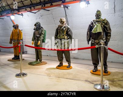 Balaklava, Krim - 10. September 2023: Schaufensterpuppen in Neoprenanzügen verschiedener Modelle, militärisch-historisches Museum der Befestigungen, Balaklava Stadt, Krim Stockfoto