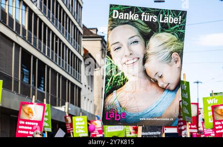 Dutzende Schilder mit unterschiedlichen Botschaften werden von den Demonstrationsteilnehmenden des Marsch für s'Lebä mitgeführt. (Zürich, Schweiz, 16. Stockfoto