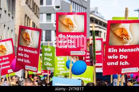 Dutzende Schilder mit unterschiedlichen Botschaften werden von den Demonstrationsteilnehmenden des Marsch für s'Lebä mitgeführt. (Zürich, Schweiz, 16. Stockfoto