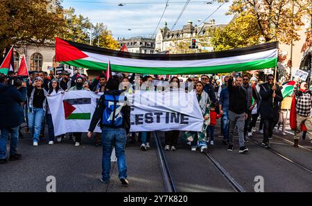 In Zürich nahmen mehrere tausend Menschen an einer bewilligten Pro-Palästina Kundgebung Teil. Sie bekundeten die Solidarität gegenüber dem Proceminens Stockfoto