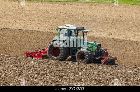 Oberembrach, Schweiz, 27. Juli 2023: Ein Landwirt arbeitet mit seinem Traktor auf dem Feld. (Foto: Andreas Haas/dieBildmanufaktur) Stockfoto