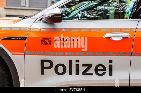 Beschriftung eines Dienstfahrzeuges der Stadtpolzei Zürich. Es handelt sich dabei um einen Audi e-tron. (Zürich, Schweiz, 28.10.2023) Stockfoto