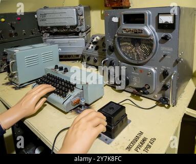 Balaklava, Krim - 10. September 2023: Ausrüstung für den Funkverkehr alter U-Boote, militärisch-historisches Museum der Befestigungen, Balaklava, Stockfoto