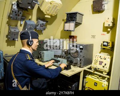 Balaklava, Krim - 10. September 2023: Wiederaufbau des Arbeitsplatzes eines U-Boot-Funkbetreibers, militärisch-historisches Museum der Befestigungen, B Stockfoto