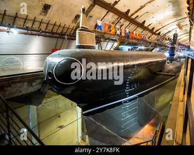 Balaklava, Krim - 10. September 2023: U-Boot S-49 Projekt 633 im Trockendock des Museums der Befestigungen, Balaklava, Krim Stockfoto