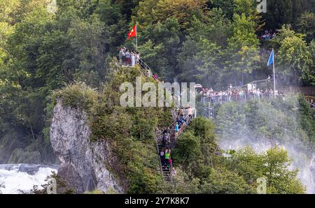 Sehr viele Touristen sind beim Rheinfall um sich das Spektakel des Wasserfalls in Mitteleuropa anzusehen. (Neuhausen am Rheinfall, Schweiz, 05.08.2023 Stockfoto