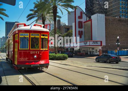 Die Canal Streetcar führt am Joy Theater in New Orleans vorbei Stockfoto