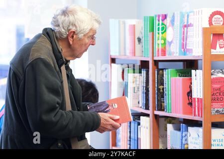 Wigtown, Dumfries and Galloway, Schottland – Montag, den 30. September 2024 – Ein Besucher stöbert in den neuen Büchern des Festivals – das Wigtown Book Festival findet bis Sonntag, den 6. Oktober 2024 statt – Foto Steven May / Alamy Live News Stockfoto