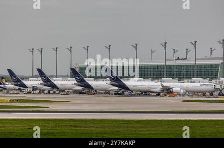 München, 9. April 2024: Flugzeuge des Lufthansa Airbus A350 parken am Flughafen München. (Foto: Andreas Haas/dieBildmanufaktur) Stockfoto