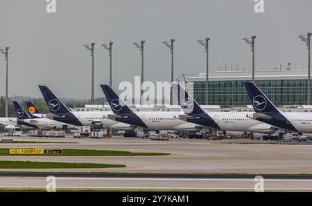 München, 9. April 2024: Flugzeuge des Lufthansa Airbus A350 parken am Flughafen München. (Foto: Andreas Haas/dieBildmanufaktur) Stockfoto